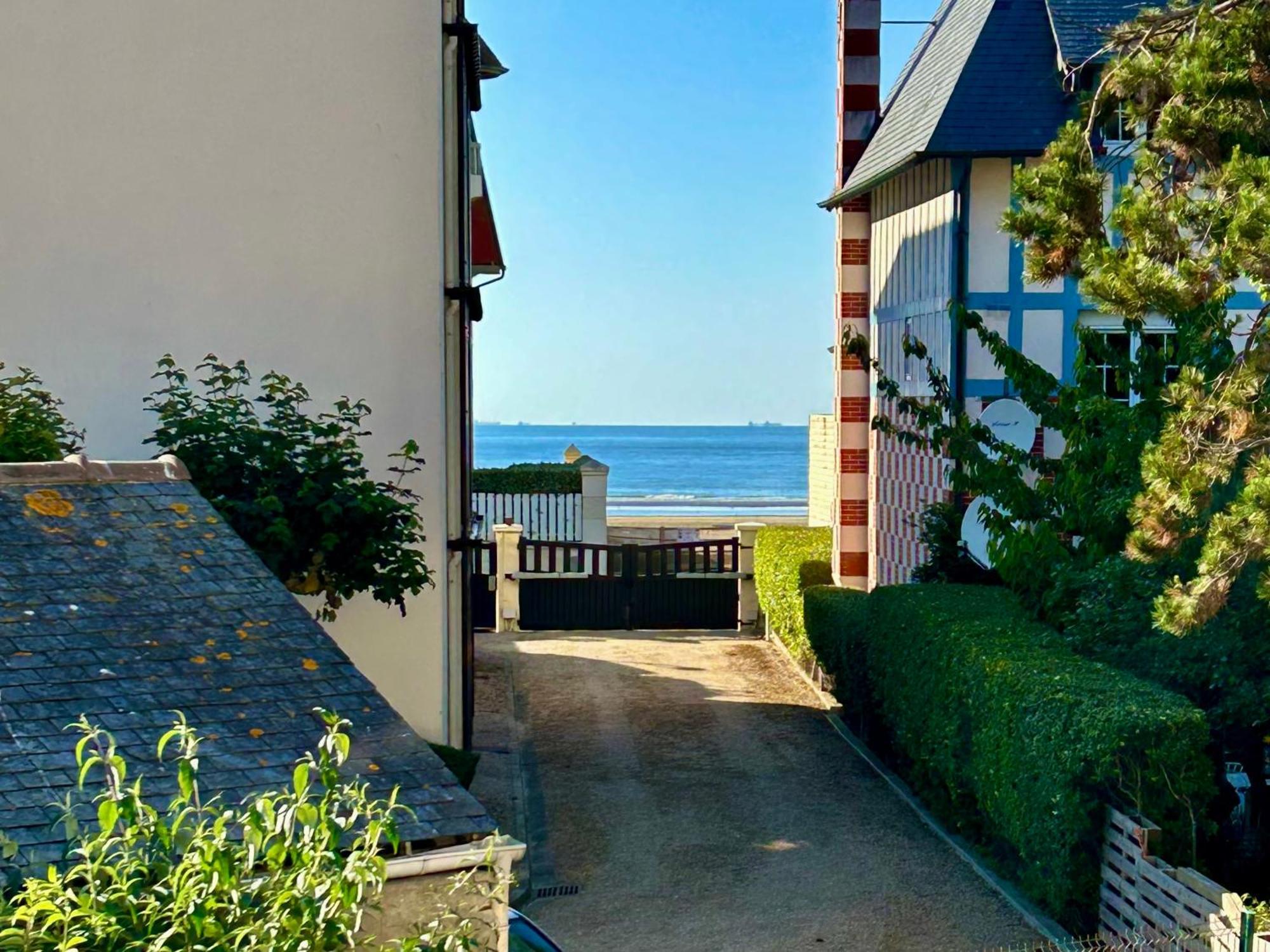 Magnifique Appartement Vue Mer A 50 M De La Plage Вилер-сюр-Мер Екстериор снимка